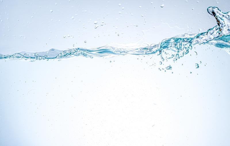 透明なミネラルウォーターが静かに波打つ様子の写真