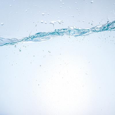 水面をゆらすミネラルウォーターの写真