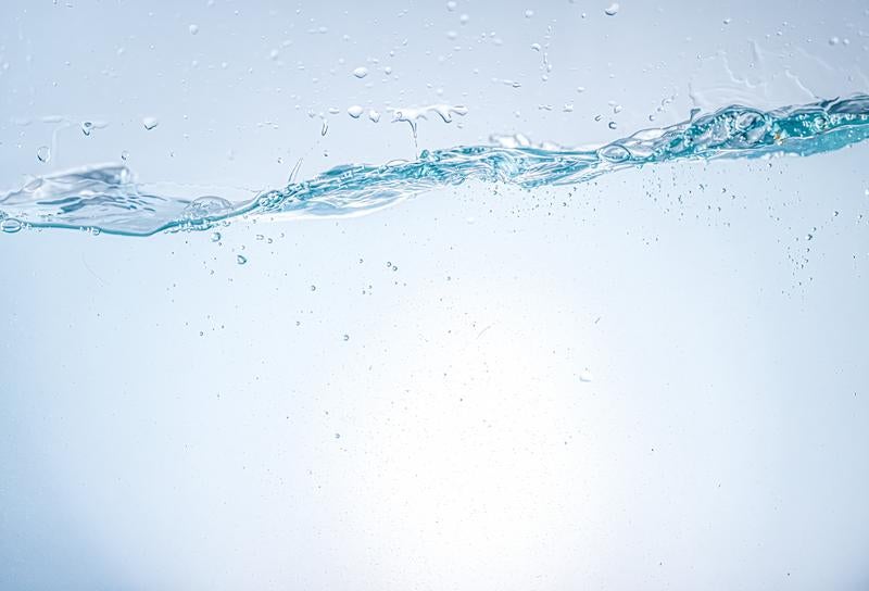 水面をゆらすミネラルウォーターの写真