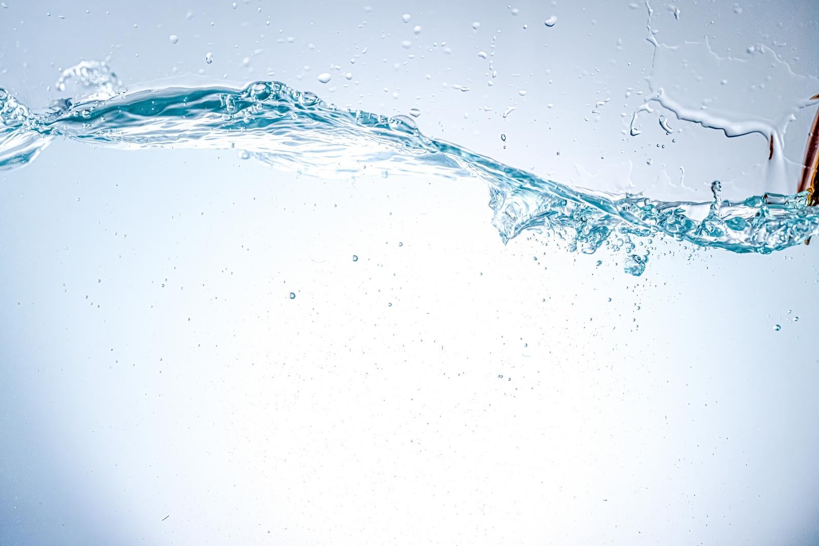 「透明な水が大きくに波打つ様子」の写真