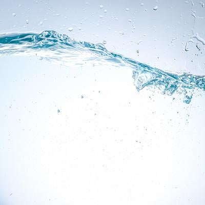 透明な水が大きくに波打つ様子の写真