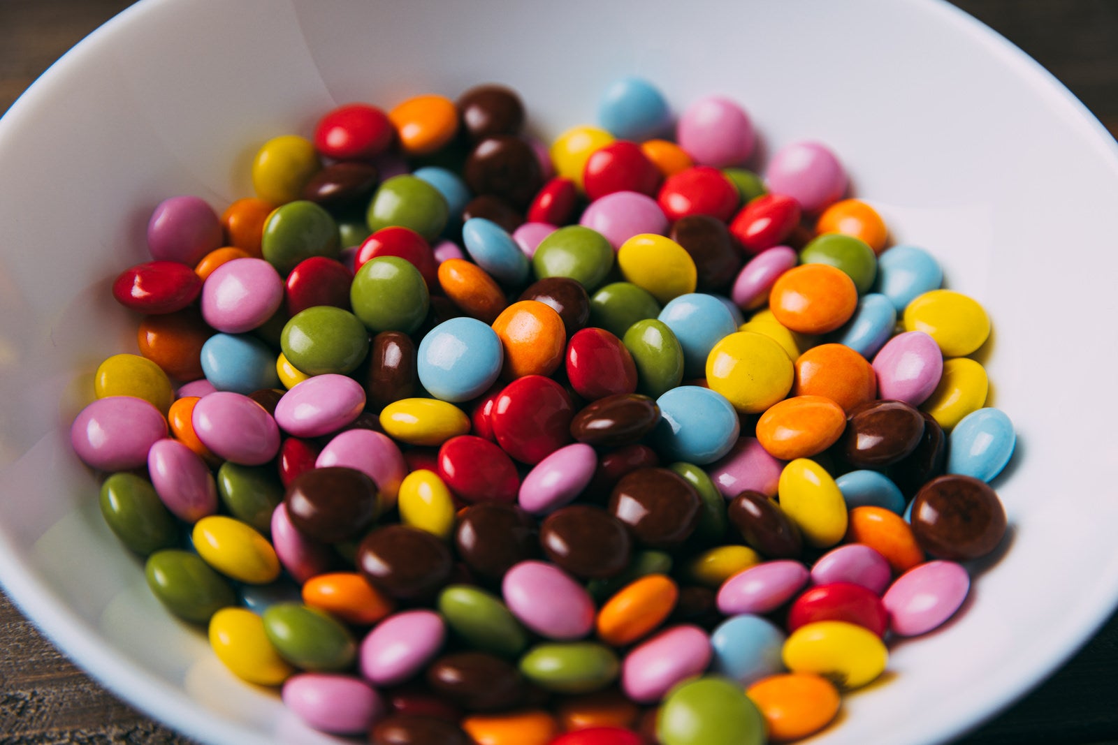 「色鮮やかなチョコレート菓子」の写真