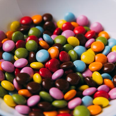 色鮮やかなチョコレート菓子の写真