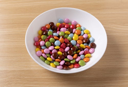 カラフルな色合いのマーブルチョコレートの写真