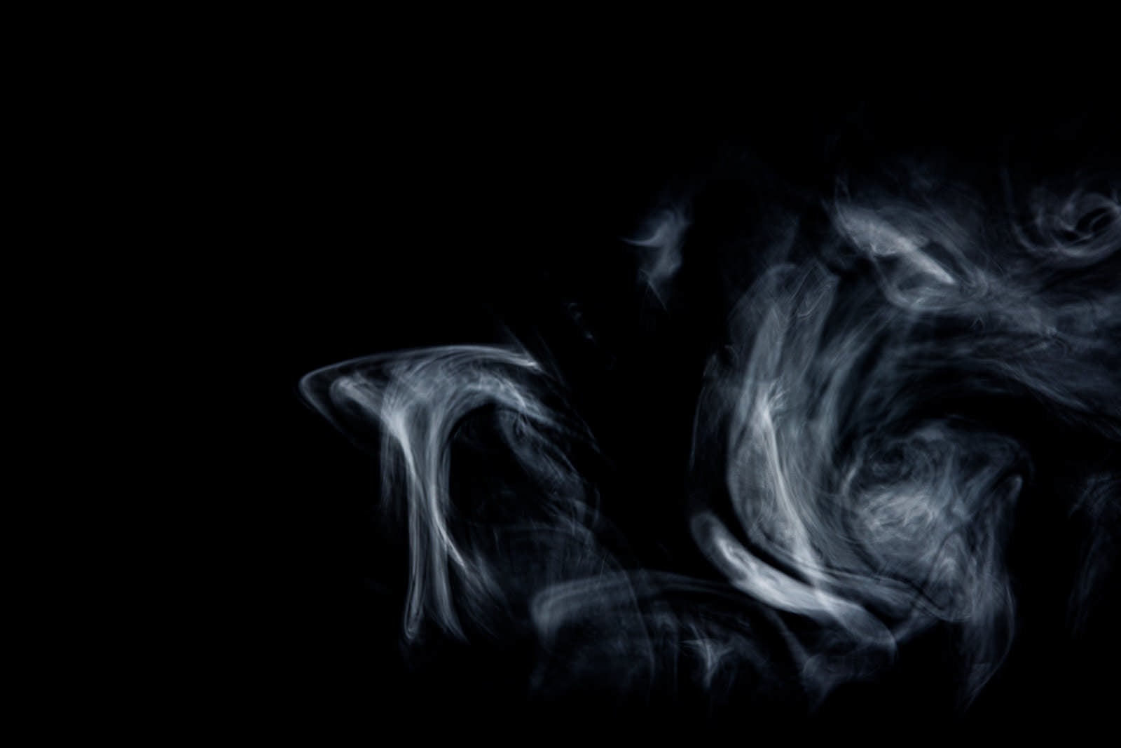 「黒背景に白煙」の写真
