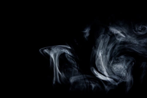 黒背景に白煙の写真