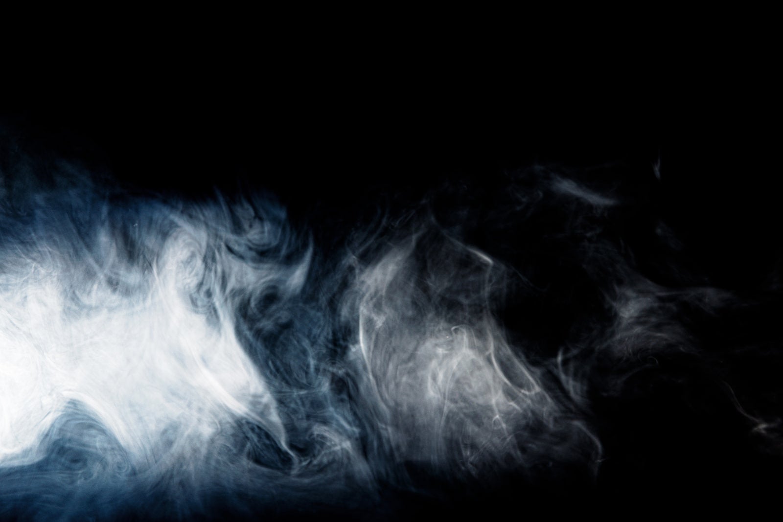 「ぶわっと流れ出る煙」の写真