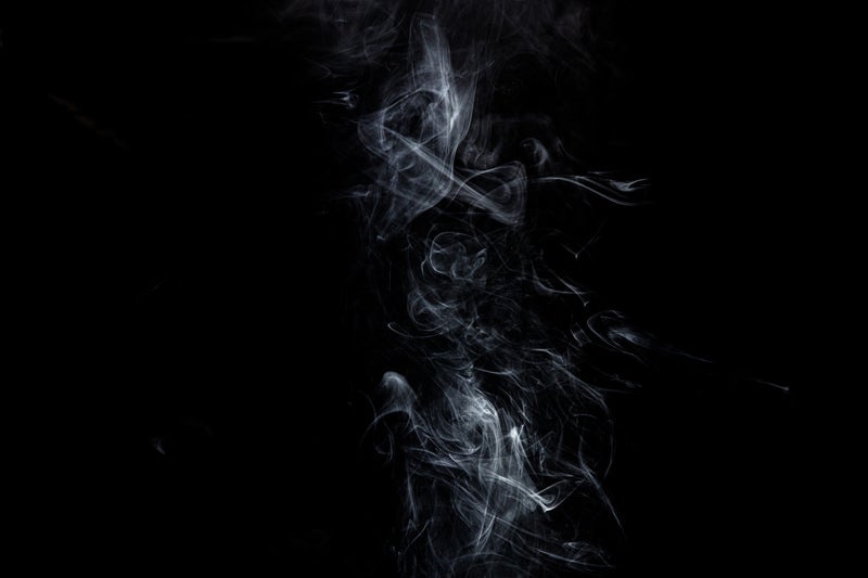 留まる白い煙の写真