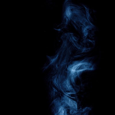 青白い煙の写真