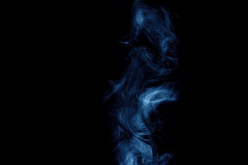 青白い煙の写真