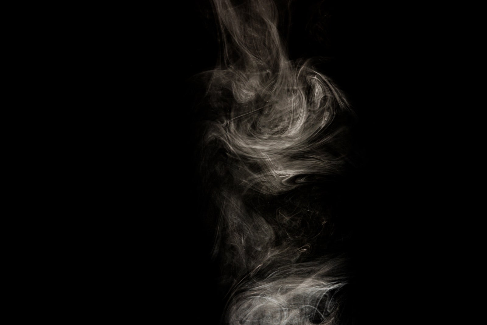 「上から下に流れる煙」の写真
