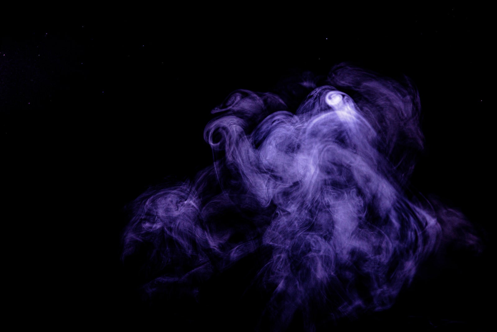 「滞留する紫色の煙」の写真