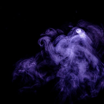滞留する紫色の煙の写真