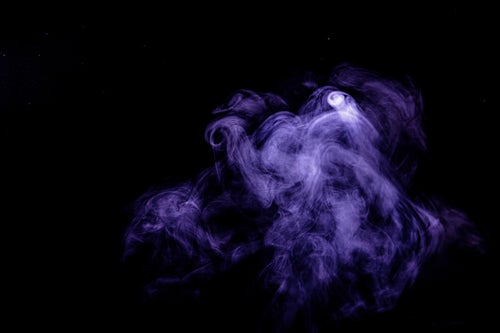 滞留する紫色の煙の写真