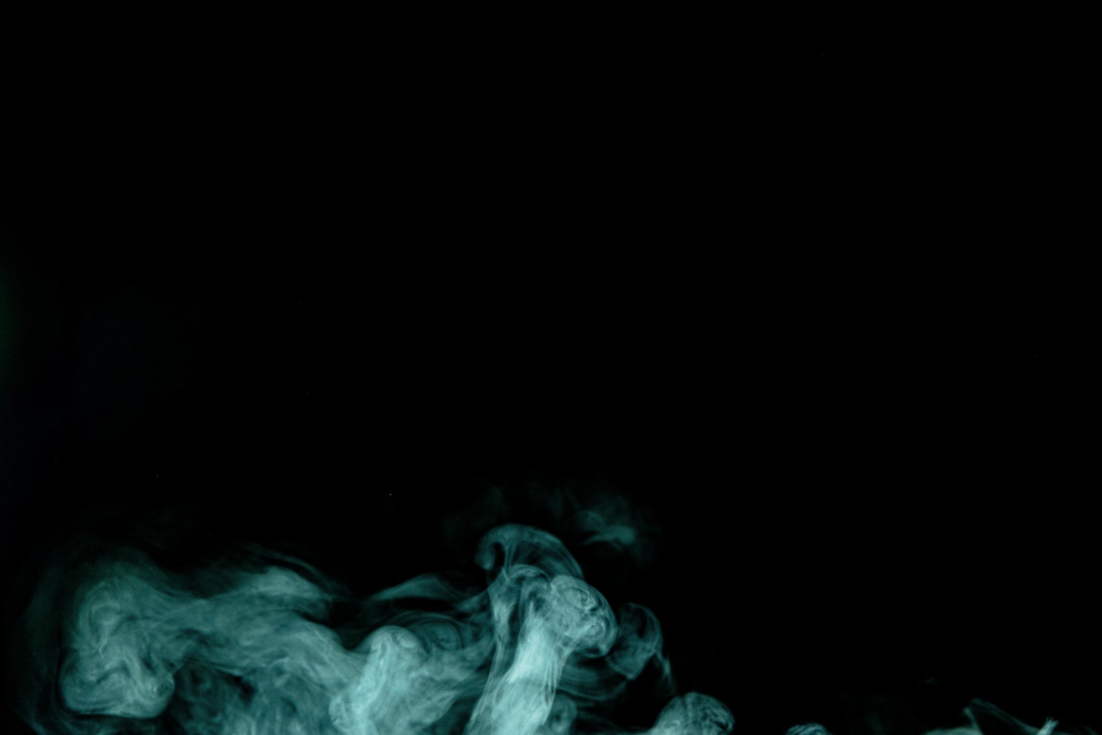 「モヤモヤ揺れる煙」の写真