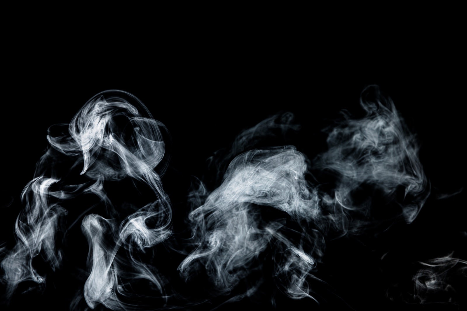 「もわもわと広がる煙」の写真