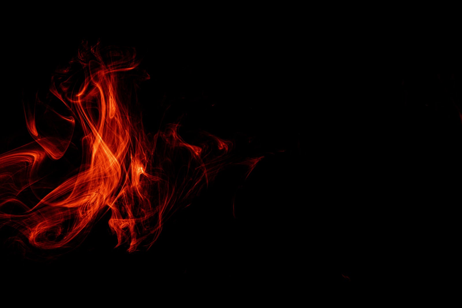 「赤く浮かぶ煙」の写真