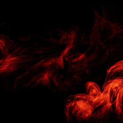 流れる赤いスモークの写真