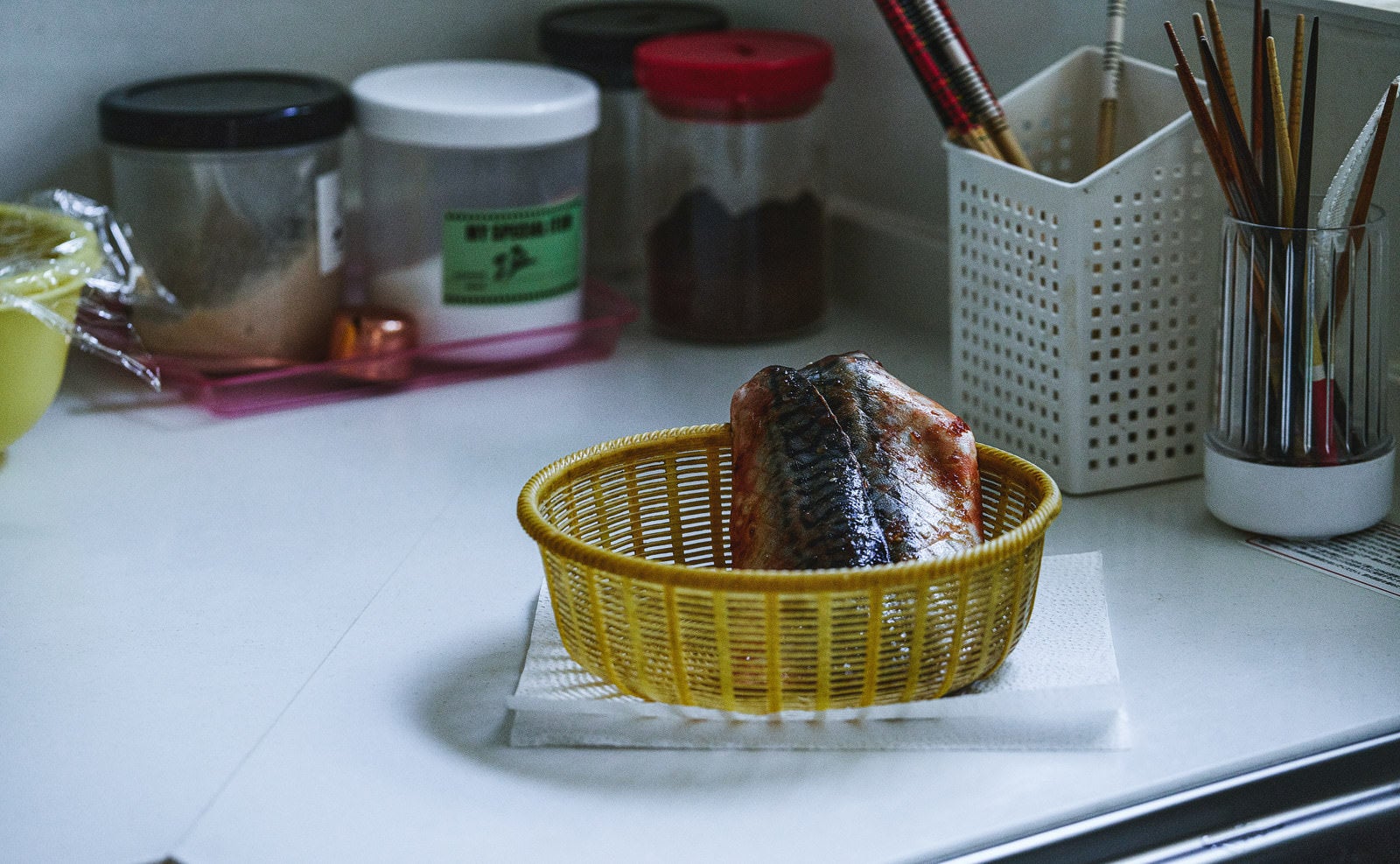 「薄暗いキッチンに置かれた鯖」の写真