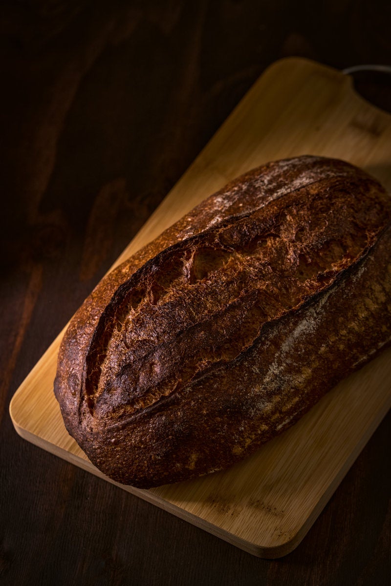 「暗がりのパン」の写真