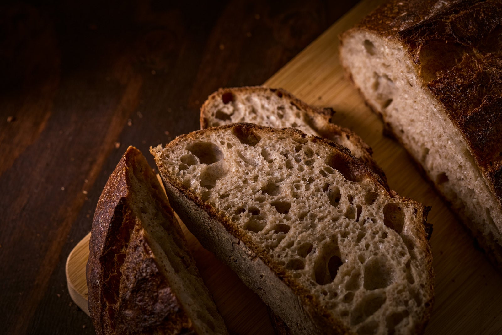 「暗がりに浮かび上がるパンの切り口」の写真