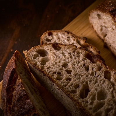 暗がりに浮かび上がるパンの切り口の写真