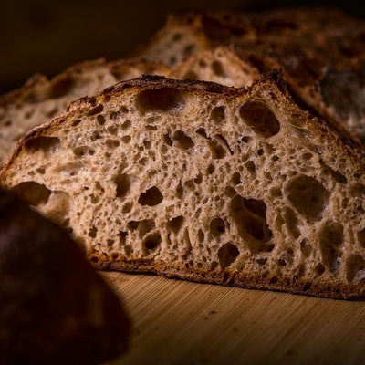 穴の開いたパンの切り口の写真