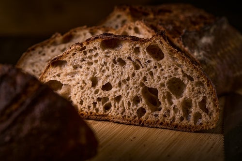 穴の開いたパンの切り口の写真