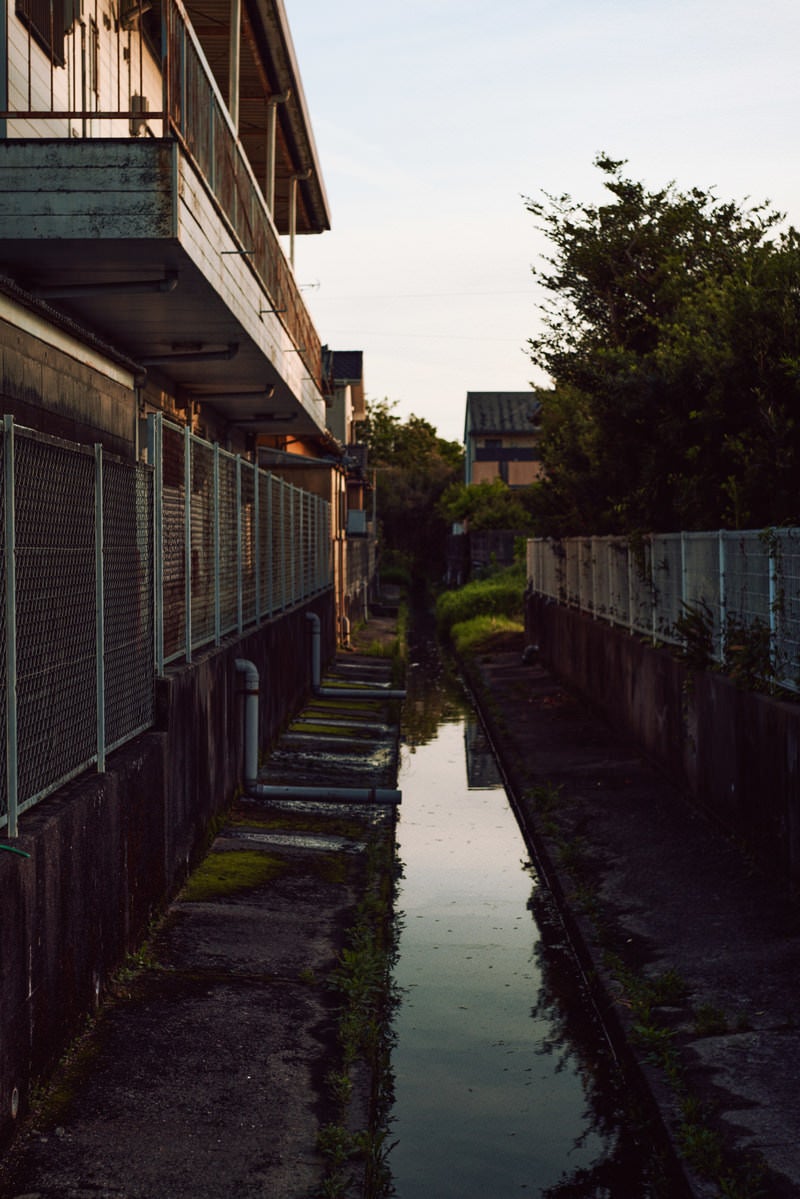「住宅街の横を通る用水路」の写真