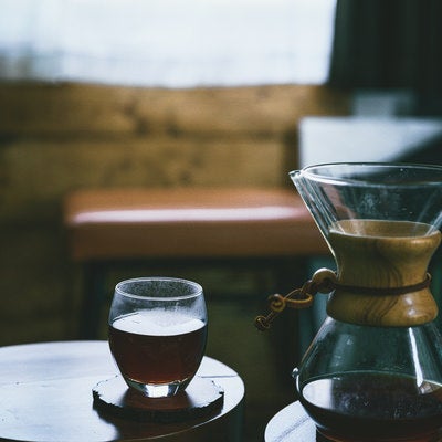 卓上に並ぶコーヒーメーカーとグラスの写真