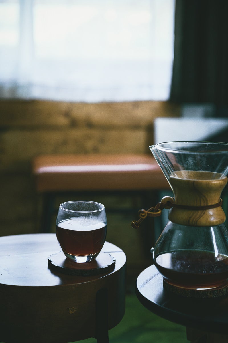 「卓上に並ぶコーヒーメーカーとグラス」の写真