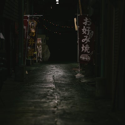 夜の薄暗い路地の写真