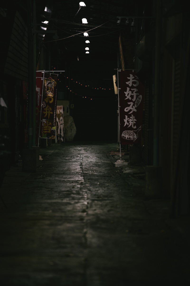 「夜の薄暗い路地」の写真