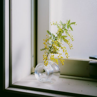 窓辺に置いた装飾花のインテリアの写真