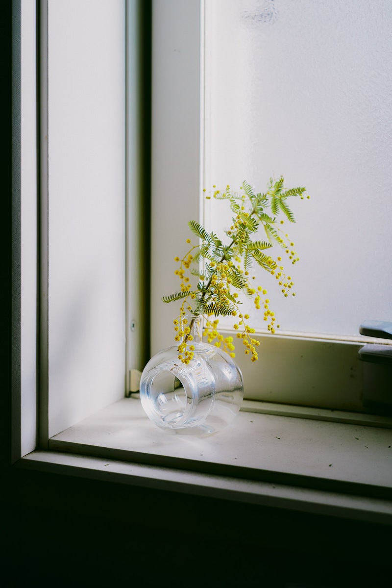 「窓辺に置いた装飾花のインテリア」の写真