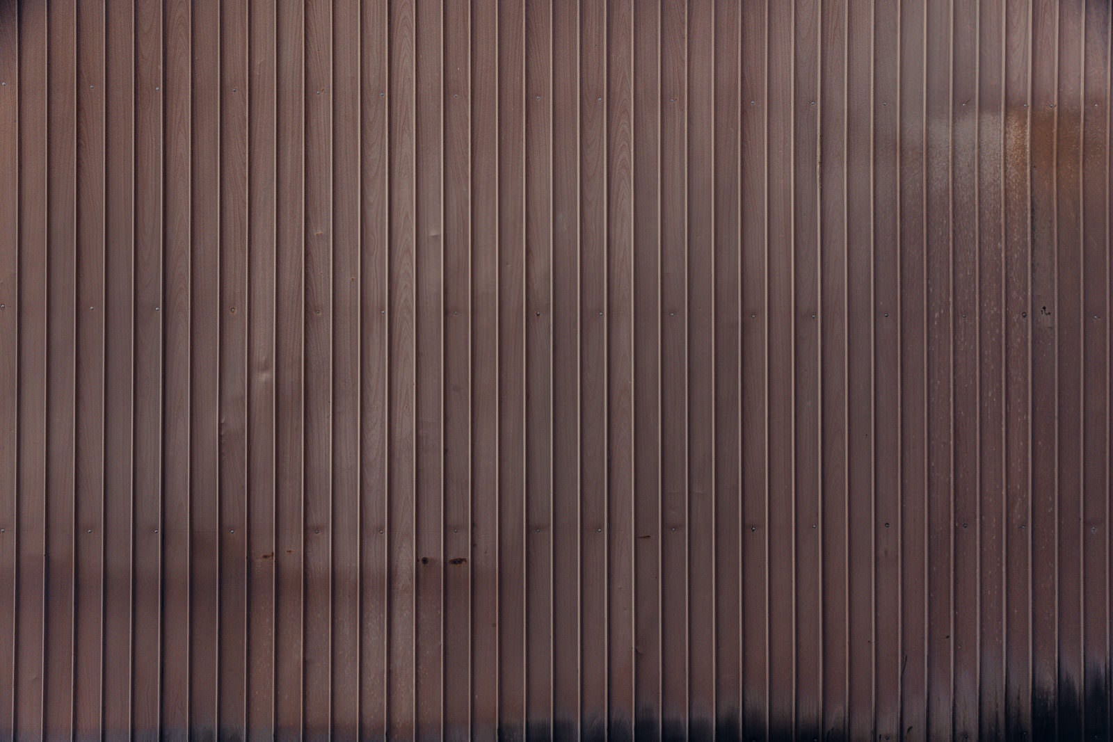 「茶色のトタン外壁」の写真