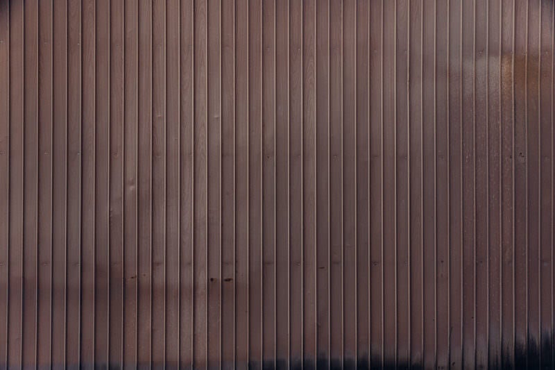 茶色のトタン外壁の写真