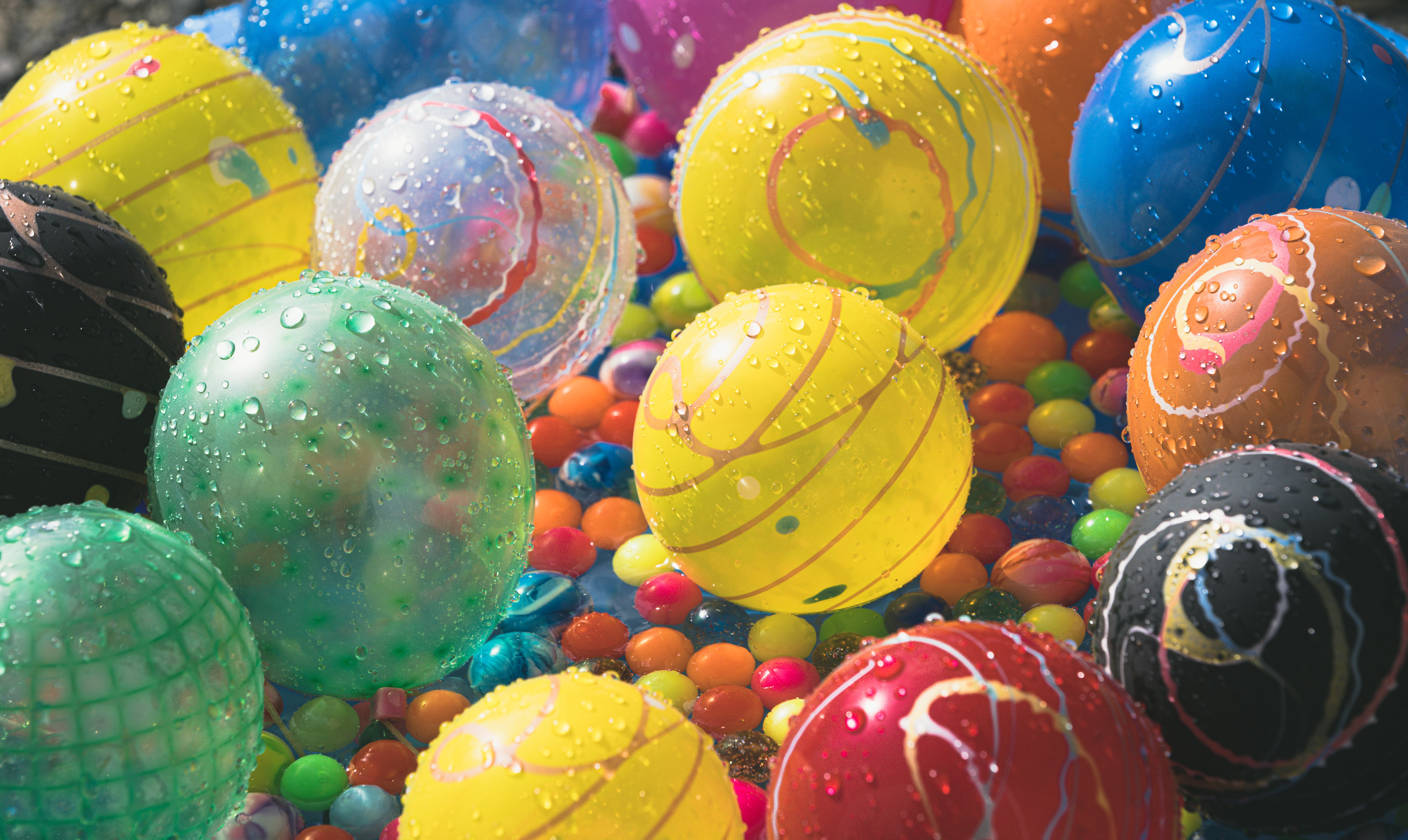 水に浮かぶ水風船とスーパーボールの無料の写真素材 - ID.82821