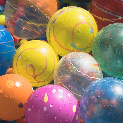 水に浸かった出店用のヨーヨーとスーパーボールの写真
