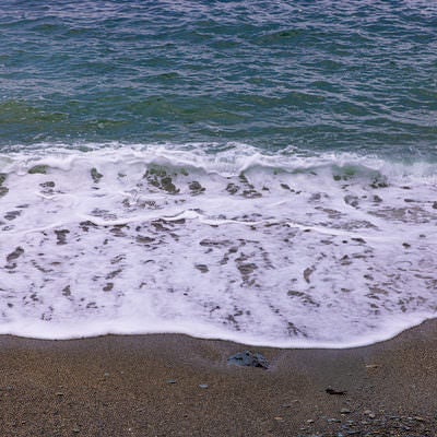 海水浴場に打ち寄せる波の写真