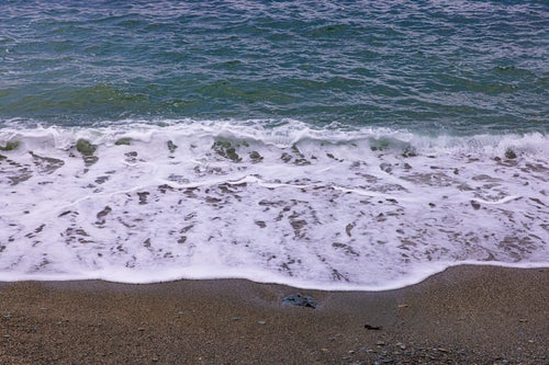 海水浴場に打ち寄せる波の写真