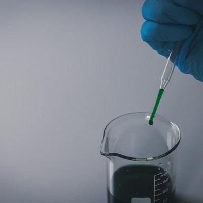スポイトで摂取する緑色の液体の写真