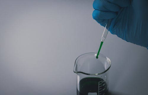 スポイトで摂取する緑色の液体の写真