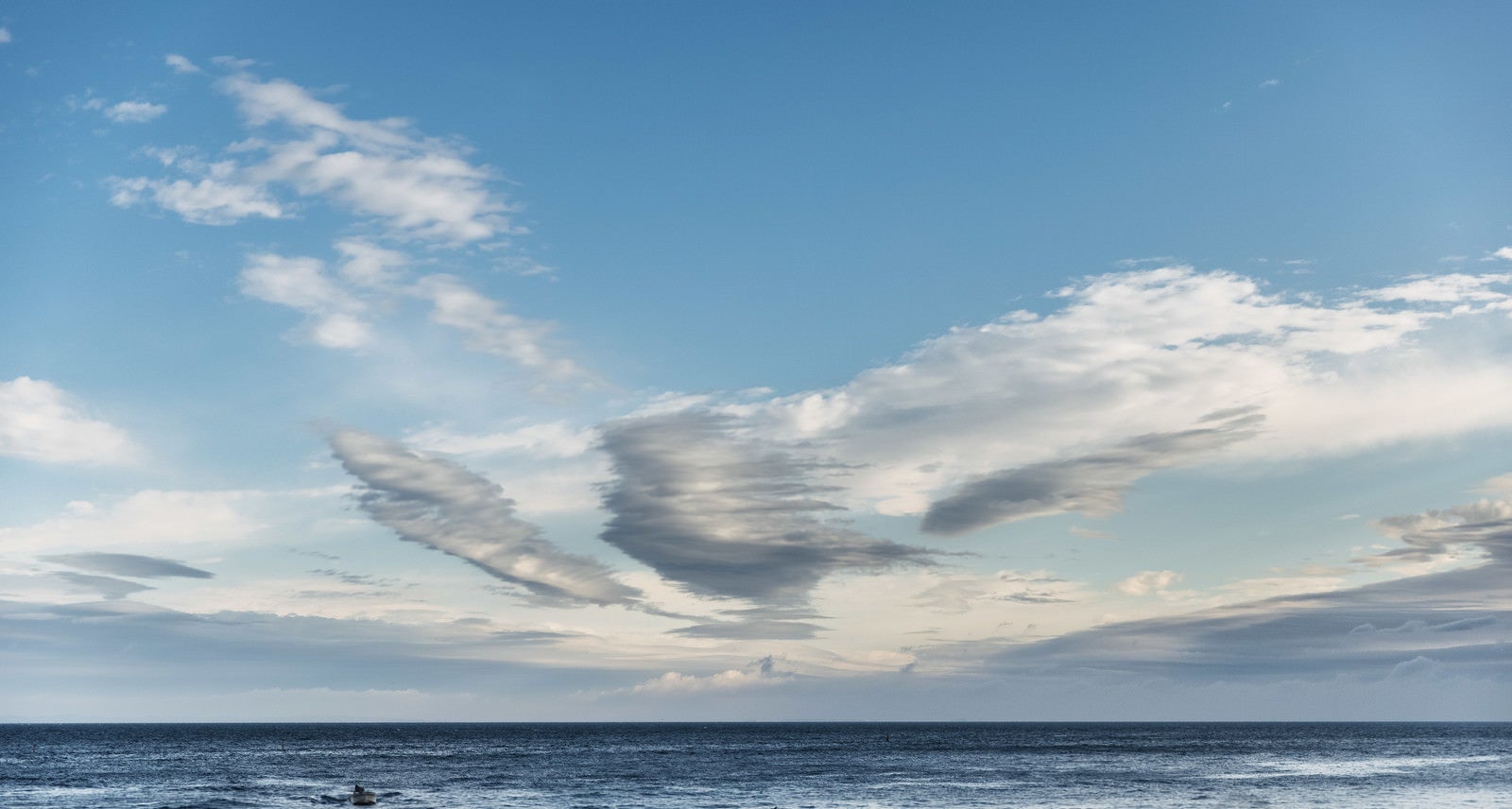 「流れる雲と大海原」の写真