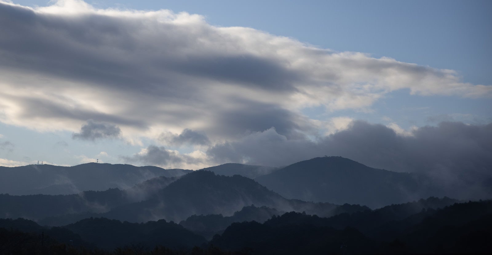 「雨上がりガスがかかる山々」の写真