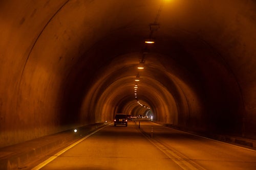 トンネルを走行中の車の写真