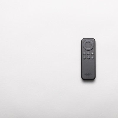 Fire TVのスティックリモコンの写真