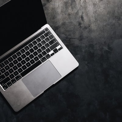 黒い背景とMacbookの素材