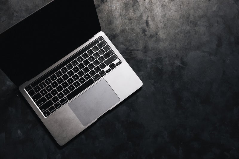 黒い背景とMacbookの写真