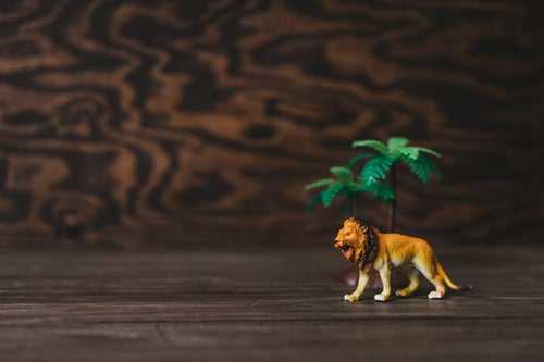 ライオンとヤシの木の置物ガオーの写真